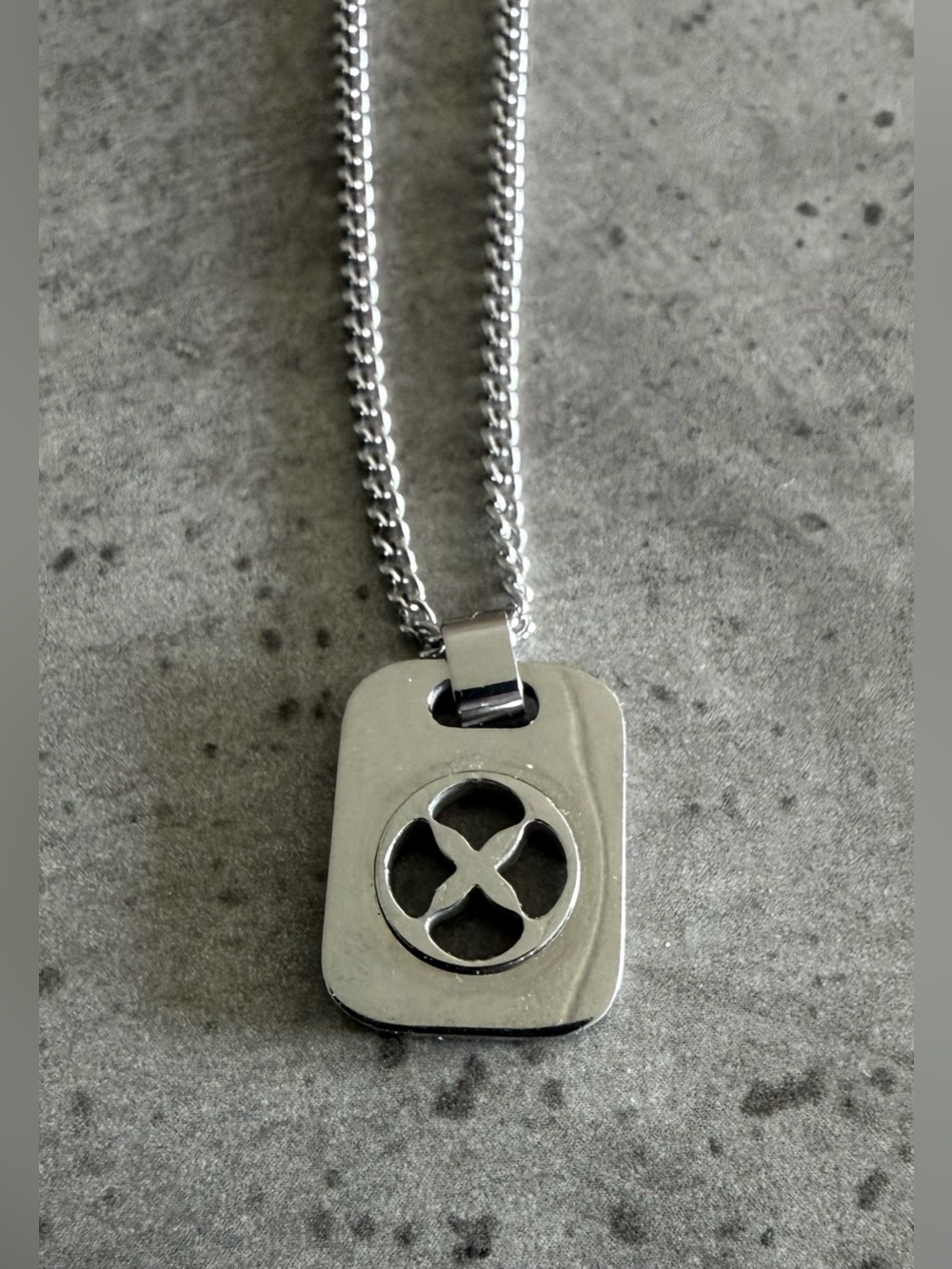Vitaly Focal pendant/chain